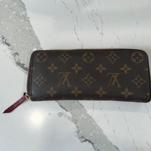 Authentic Louis Vuitton Zippy Wallet in Monogram pre-owned
